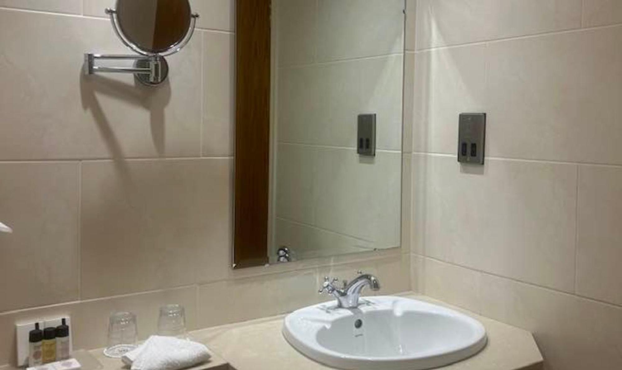 Temple Gate Hotel Енис Екстериор снимка