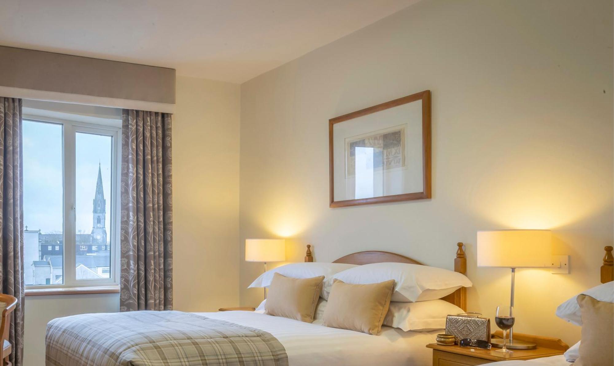 Temple Gate Hotel Енис Екстериор снимка
