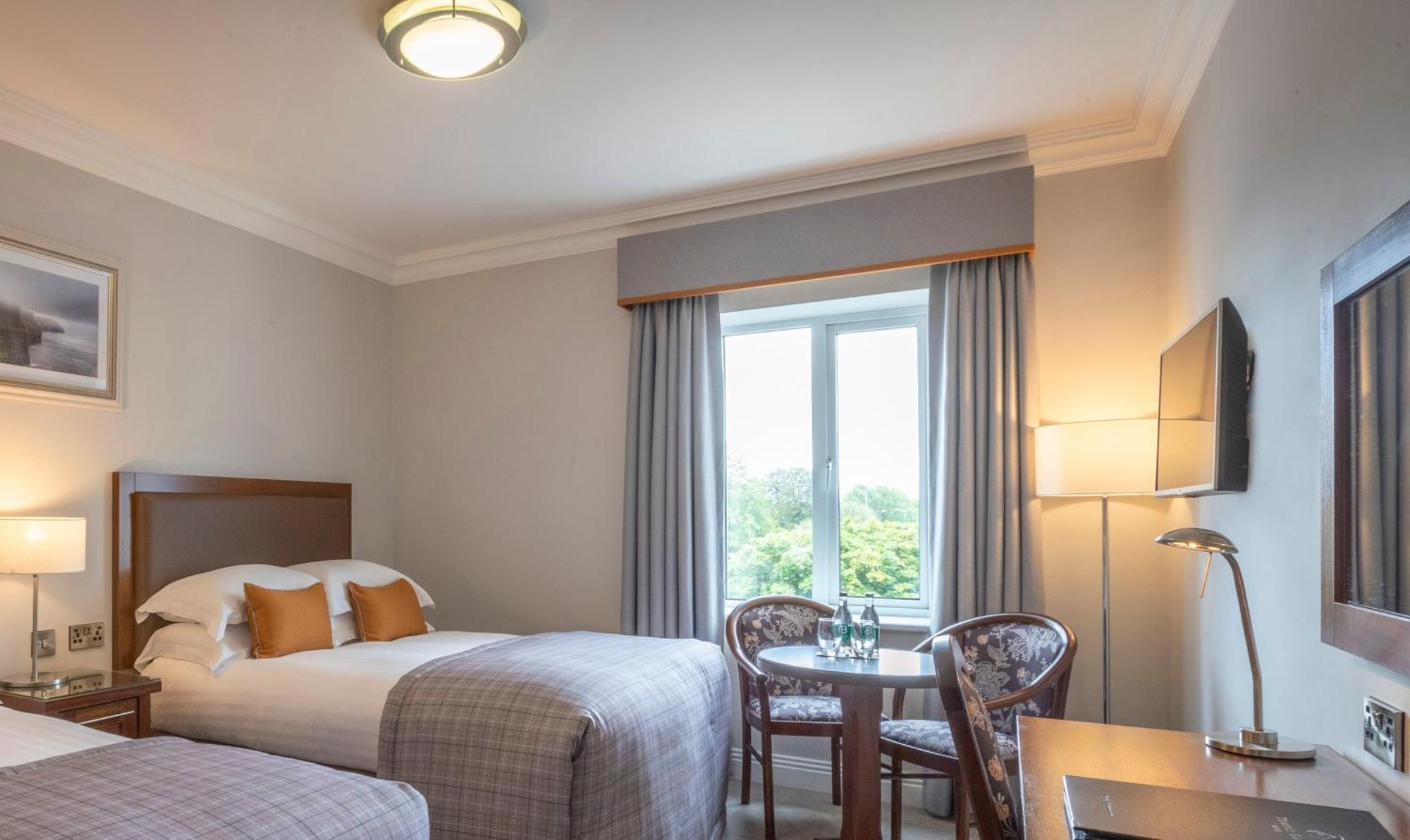 Temple Gate Hotel Енис Екстериор снимка