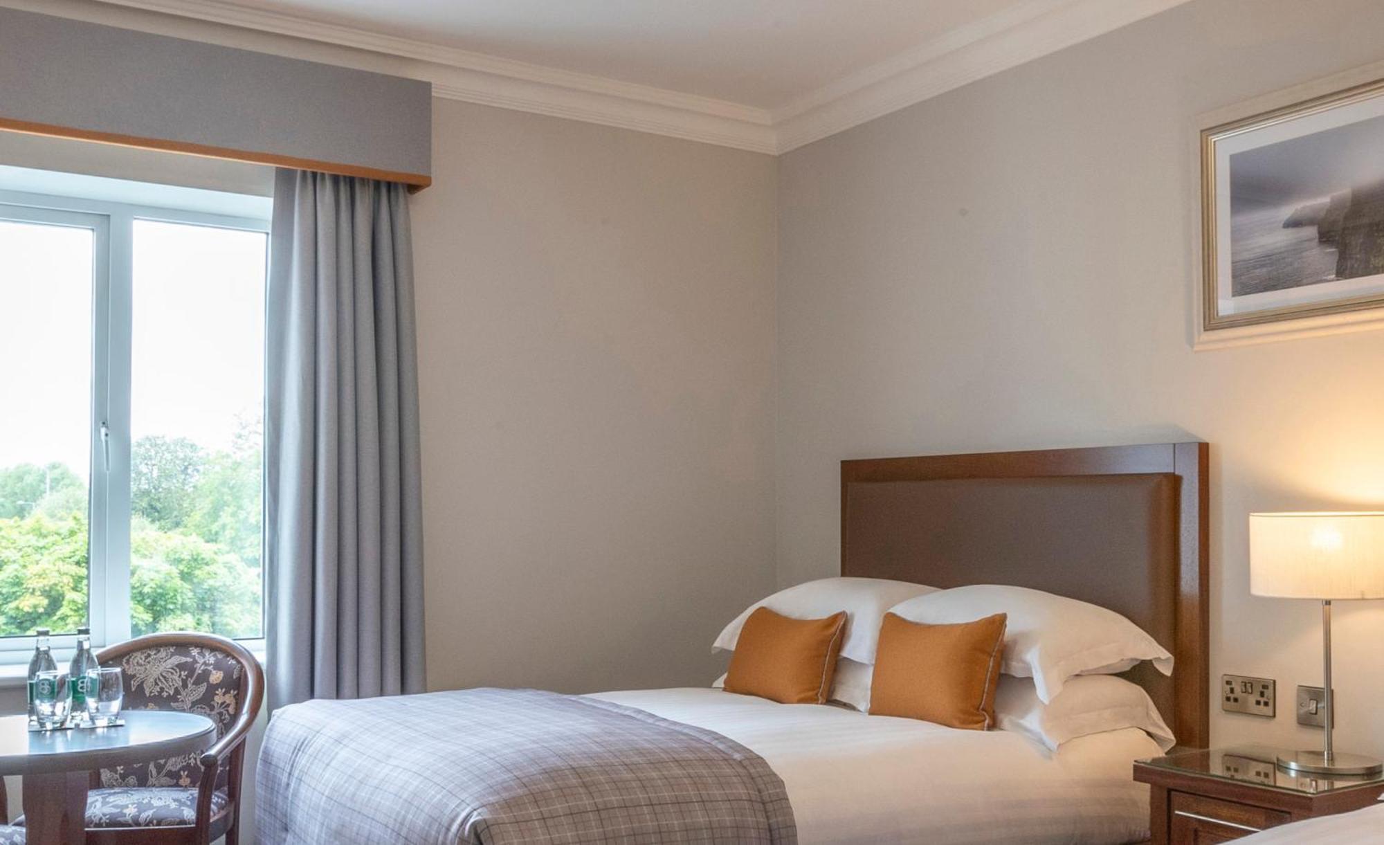 Temple Gate Hotel Енис Стая снимка