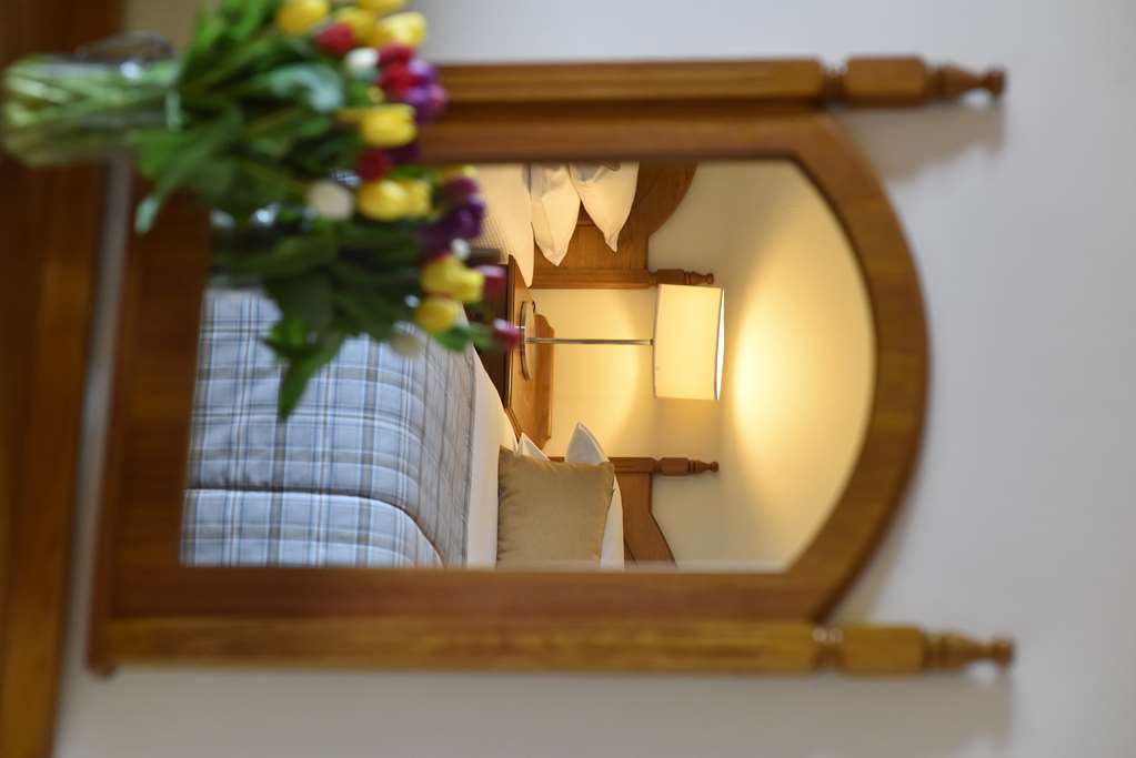 Temple Gate Hotel Енис Стая снимка