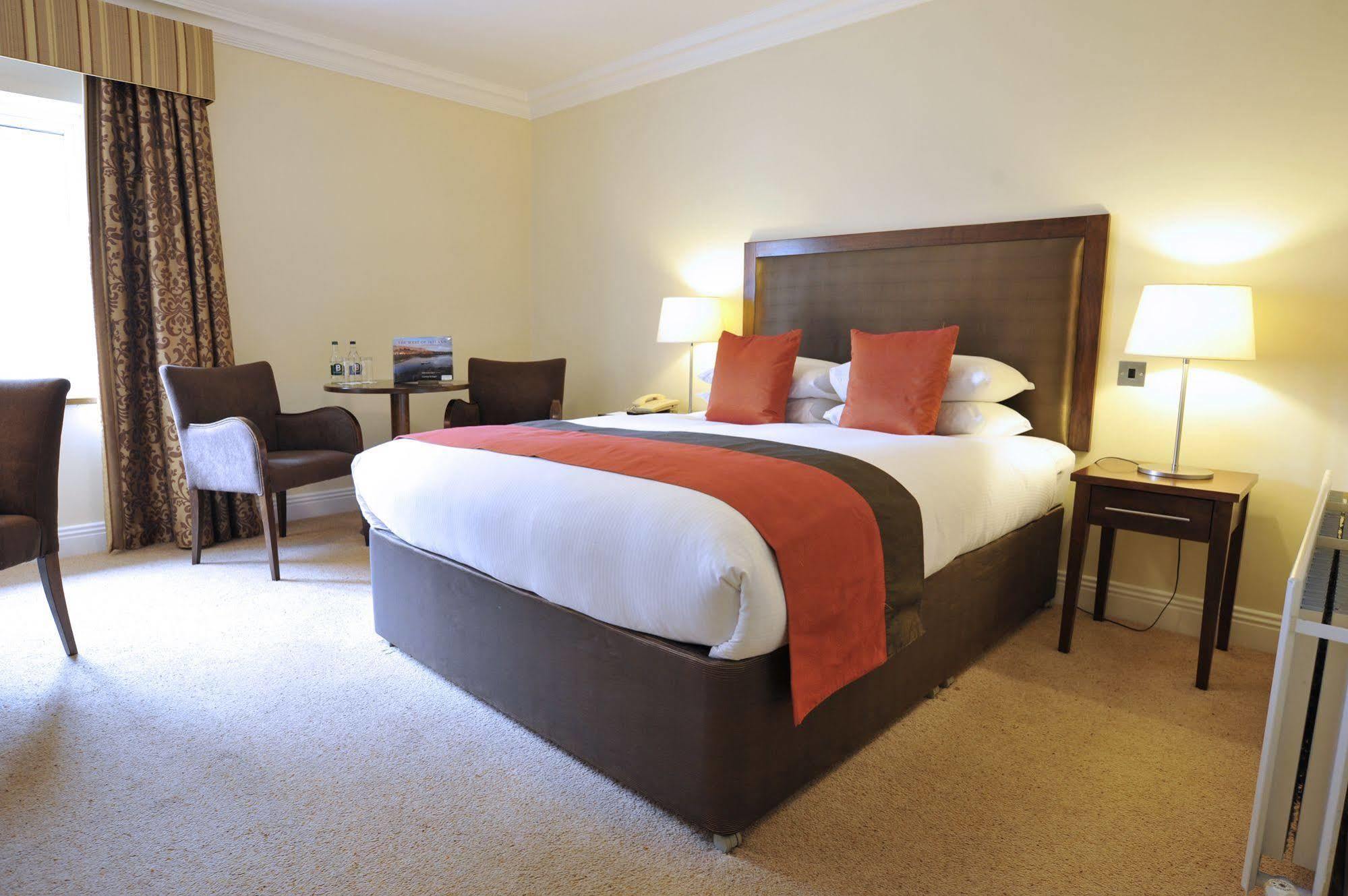 Temple Gate Hotel Енис Екстериор снимка