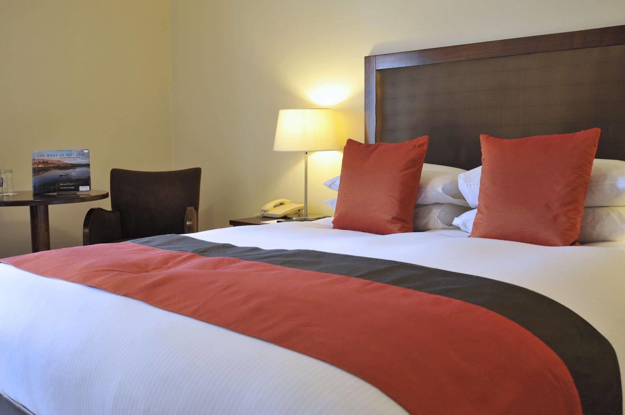 Temple Gate Hotel Енис Екстериор снимка